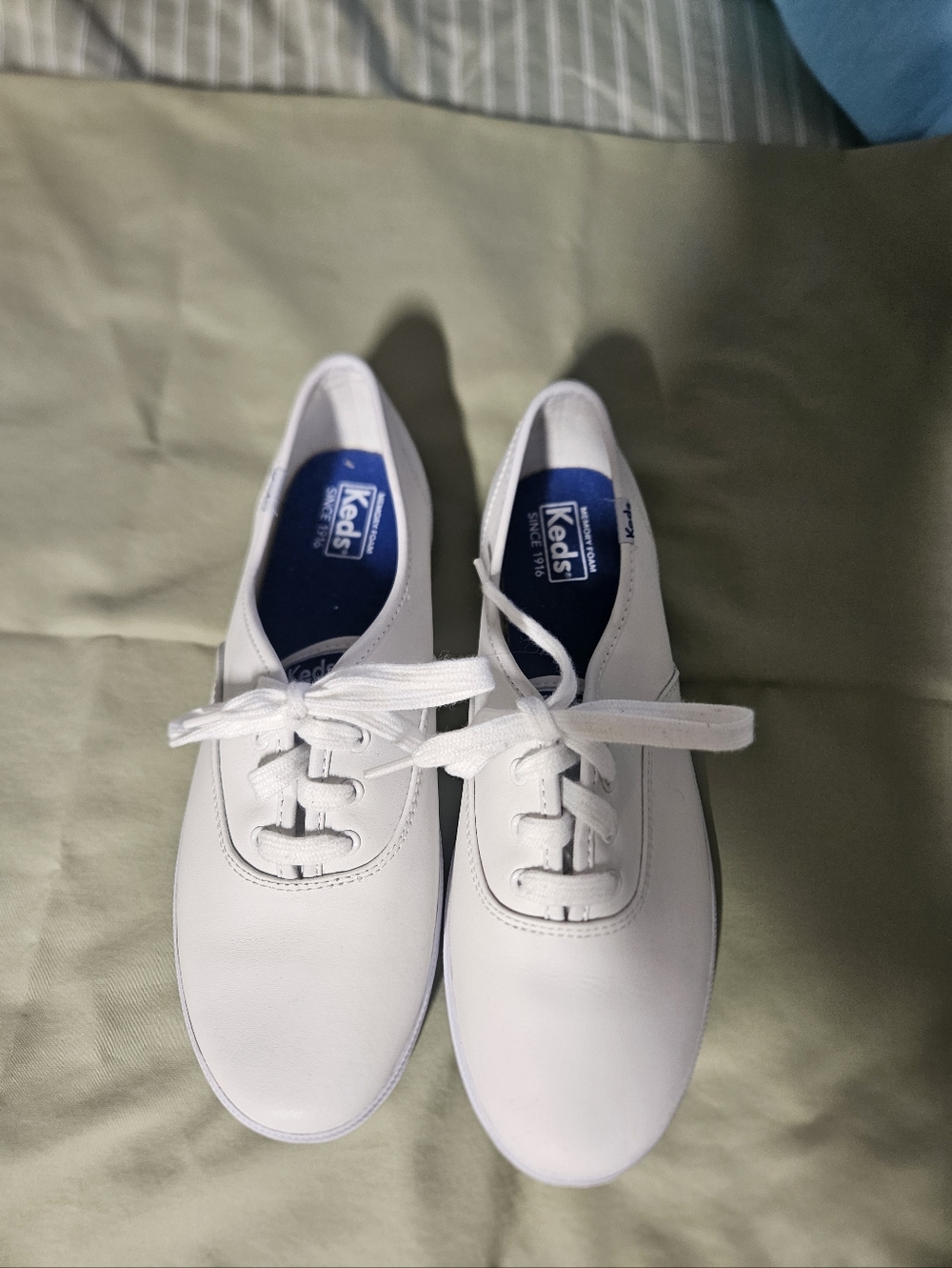 Keds White Low-Top Leather Sneakers with Blue Insole Girls Size 6 Wide